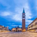 Raggio Di Sole Dietro Piazza San Marco