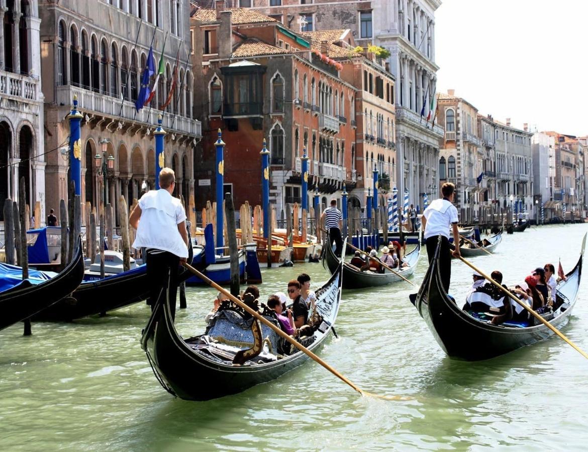 Raggio Di Sole Dietro Piazza San Marco Venise