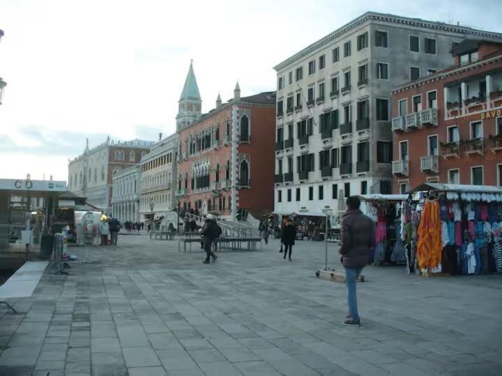 Raggio Di Sole Dietro Piazza San Marco Hébergement de vacances