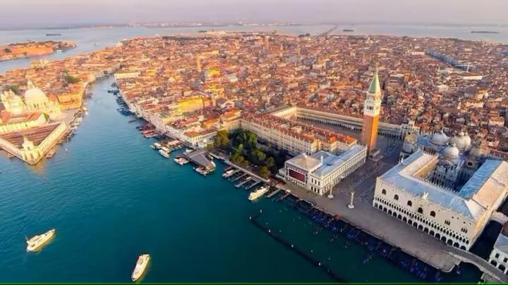 Raggio Di Sole Dietro Piazza San Marco *